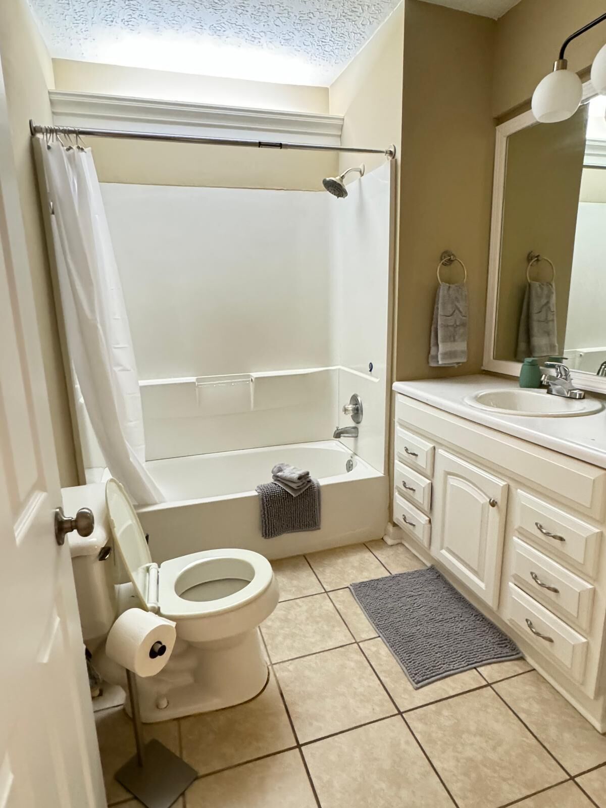 Suihku, hiustenkuivaaja, pyyhkeet, saippua