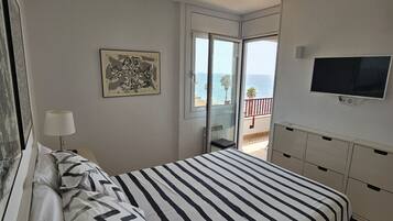 3 slaapkamers, een strijkplank/strijkijzer, wifi, beddengoed