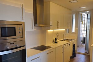 Kühlschrank, Mikrowelle, Ofen, Geschirrspüler