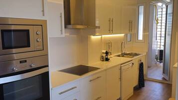 Coffee/tea maker, fridge, microwave, oven