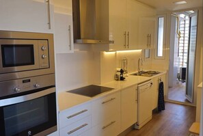 Kylskåp, mikrovågsugn, ugn och diskmaskin