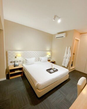 Kamar Double Standar | Brankas, meja kerja, ruang kerja ramah laptop, dan kedap suara