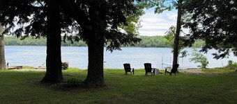 CEDAR COTTAGE - Lakefront on Thayer Lake in Alden with WiFi, AC