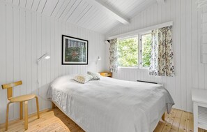 2 bedrooms, travel crib, free WiFi