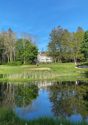 Property grounds - Gorgeous 1700s Home Sleeps 10, 3 bath, Pool (Old Lyme)