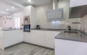 Fridge, microwave, stovetop, dishwasher - Two-bedroom stunning home in El Gastor (El Gastor)
