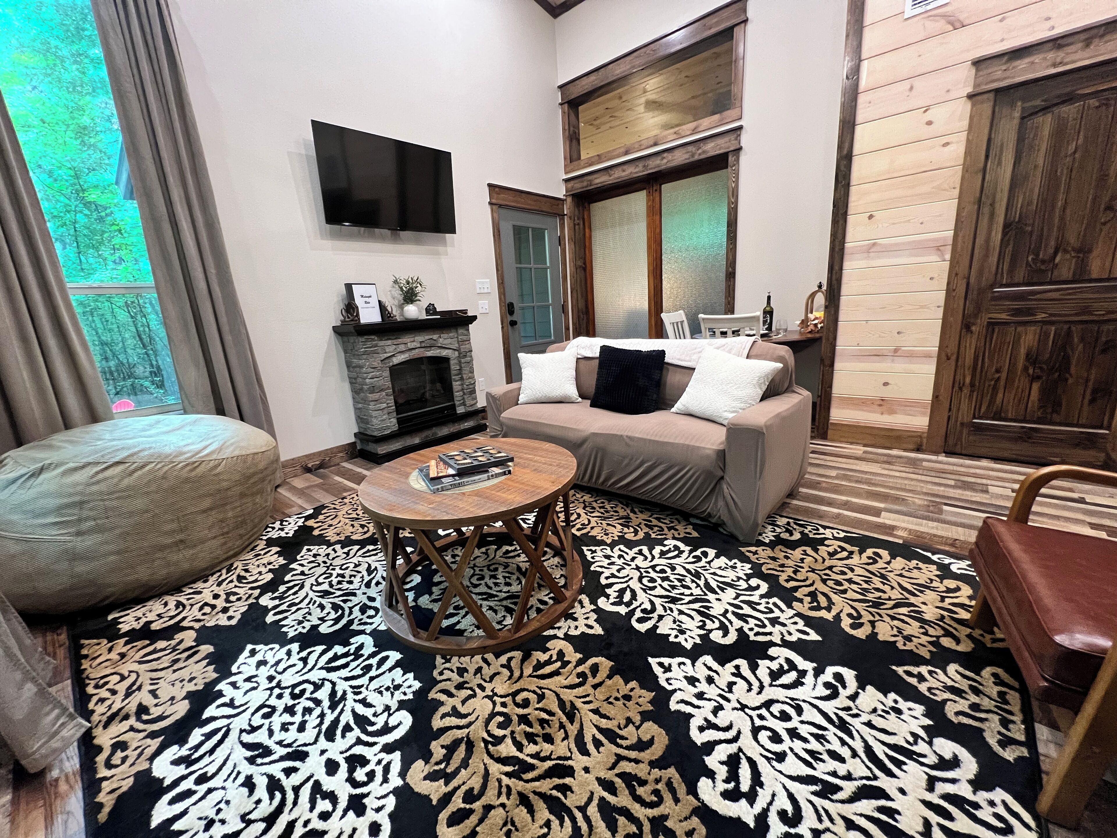 Smart TV, chimenea y libros 