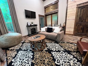 Smart-TV, peis og bøker