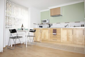 Micro-ondas, cooktop, chaleira elétrica, torradeira