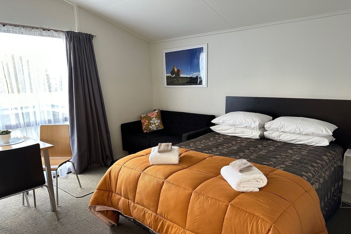 Standard Apartment, 2 Bedrooms, Mountain View | Living area
