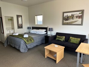 Living area - Anderson Park Motel (Cromwell)