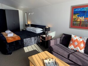 Suite estudio superior, vista a la montaña | Área de sala de estar