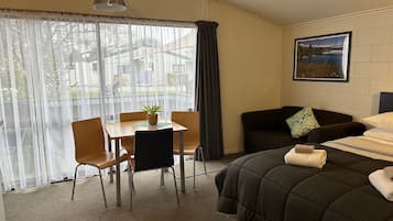 Standard Double Room, Mountain View | Living area