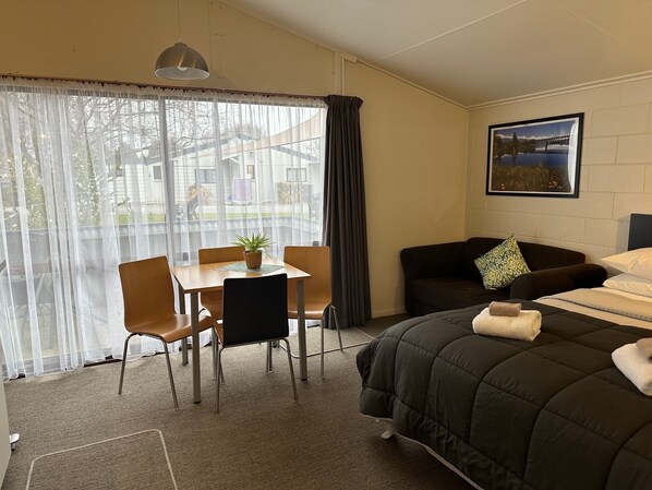 Standard Double Room, Mountain View | Living area