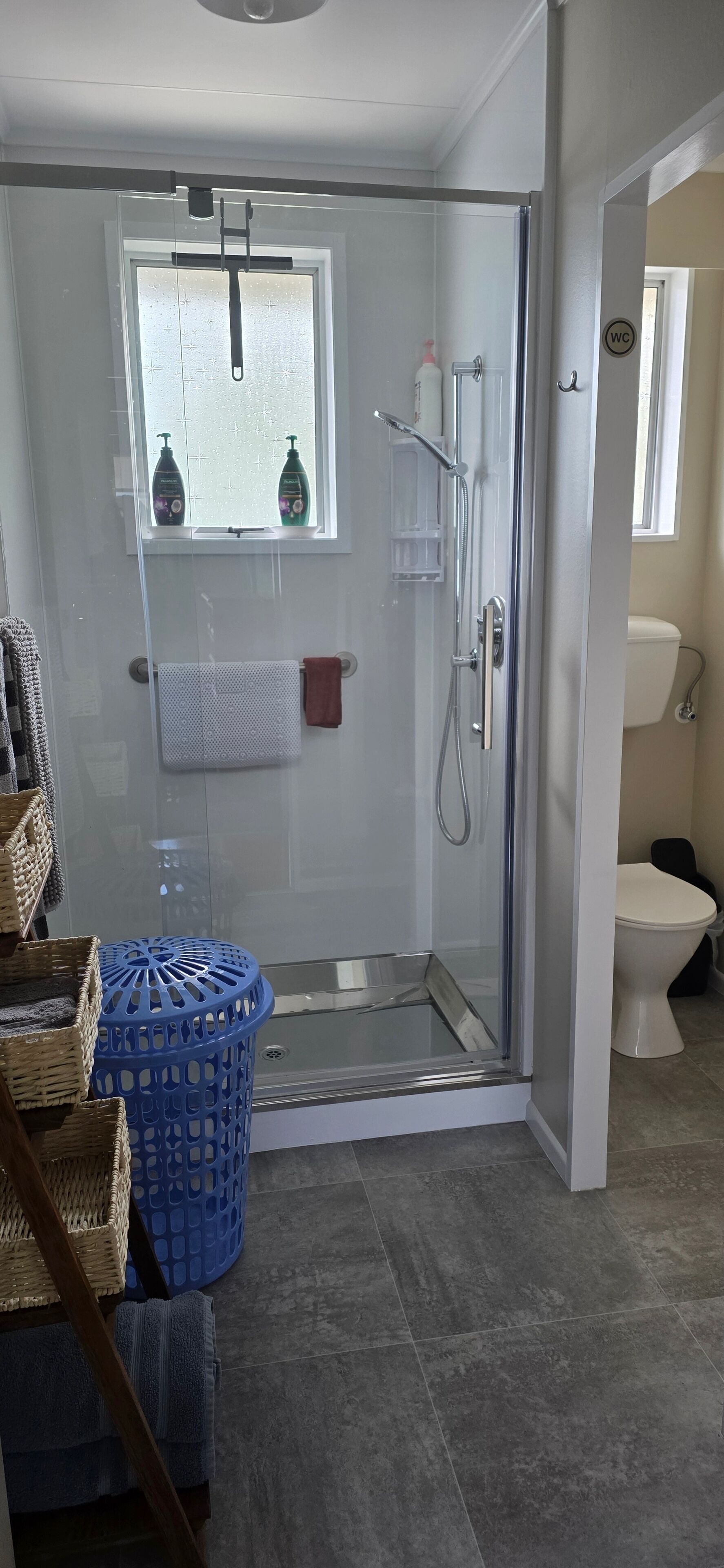 Douche, sèche-cheveux, serviettes fournies, savon
