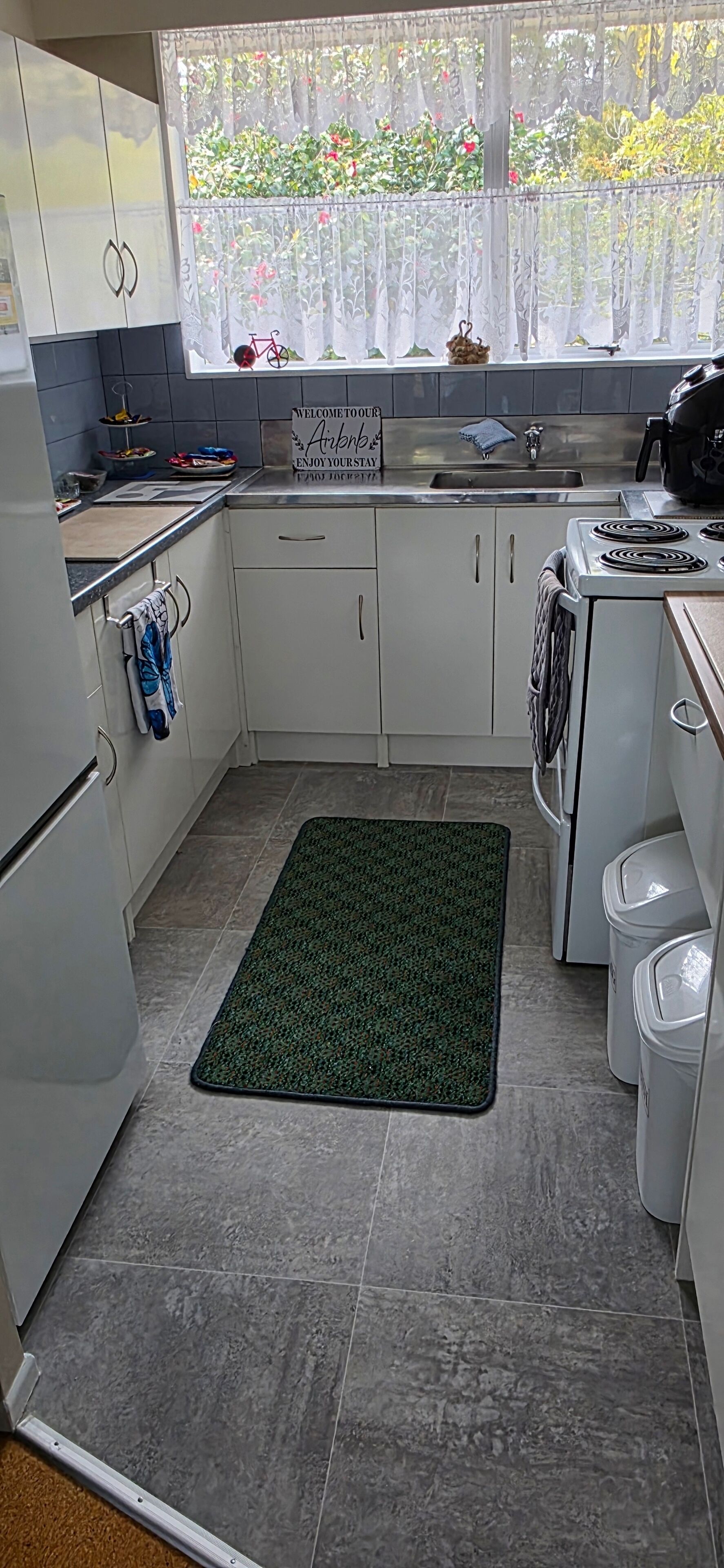 Kjøleskap, mikrobølgeovn, ovn og vannkoker