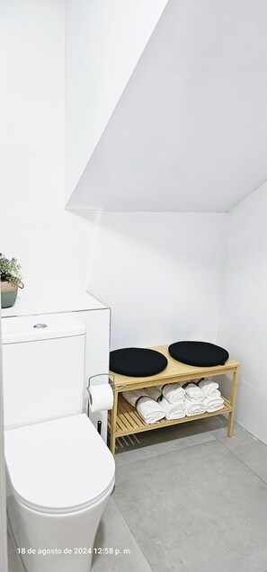 Secadora de cabello, toallas, jabón, papel de baño 