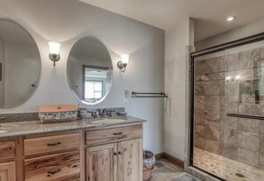 Hair dryer, towels, soap, shampoo - Farm Retreat on 10 Acres with Pond and Barn • Near Wineries & Harpers Ferry (Purcellville)