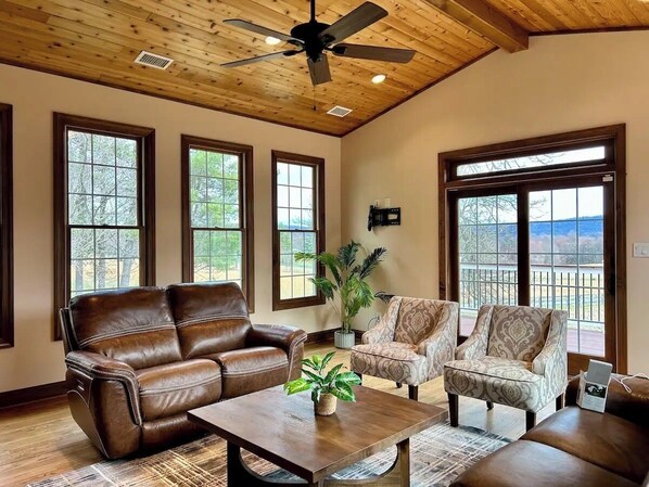 Smart TV - Spacious estate in charming Purcellville with WiFi, fitness room, AC (Purcellville)