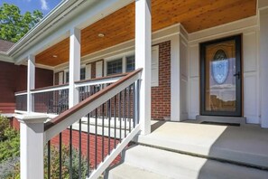 Exterior detail - Spacious estate in charming Purcellville with WiFi, fitness room, AC (Purcellville)