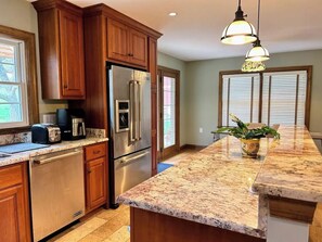 Fridge, microwave, oven, stovetop - Spacious estate in charming Purcellville with WiFi, fitness room, AC (Purcellville)