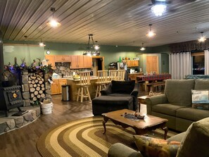 TV, fireplace, DVD player, video library - Charming 2-bedroom country home in Middlesex / Potter (Middlesex)