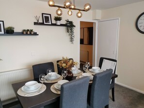 Talo, 3 makuuhuonetta, patio, näköala puutarhaan | Ruokasali