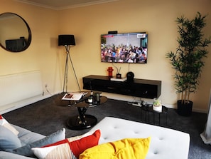 House, 3 Bedrooms, Patio, Garden View | Lounge - Cozy Guest House Near London O2 Arena (London)