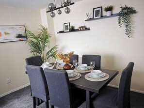 Dining room - Cozy Guest House Near London O2 Arena (London)