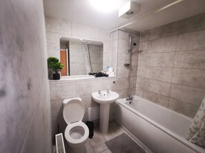 House, 3 Bedrooms, Patio, Garden View | Bathroom - Cozy Guest House Near London O2 Arena (London)