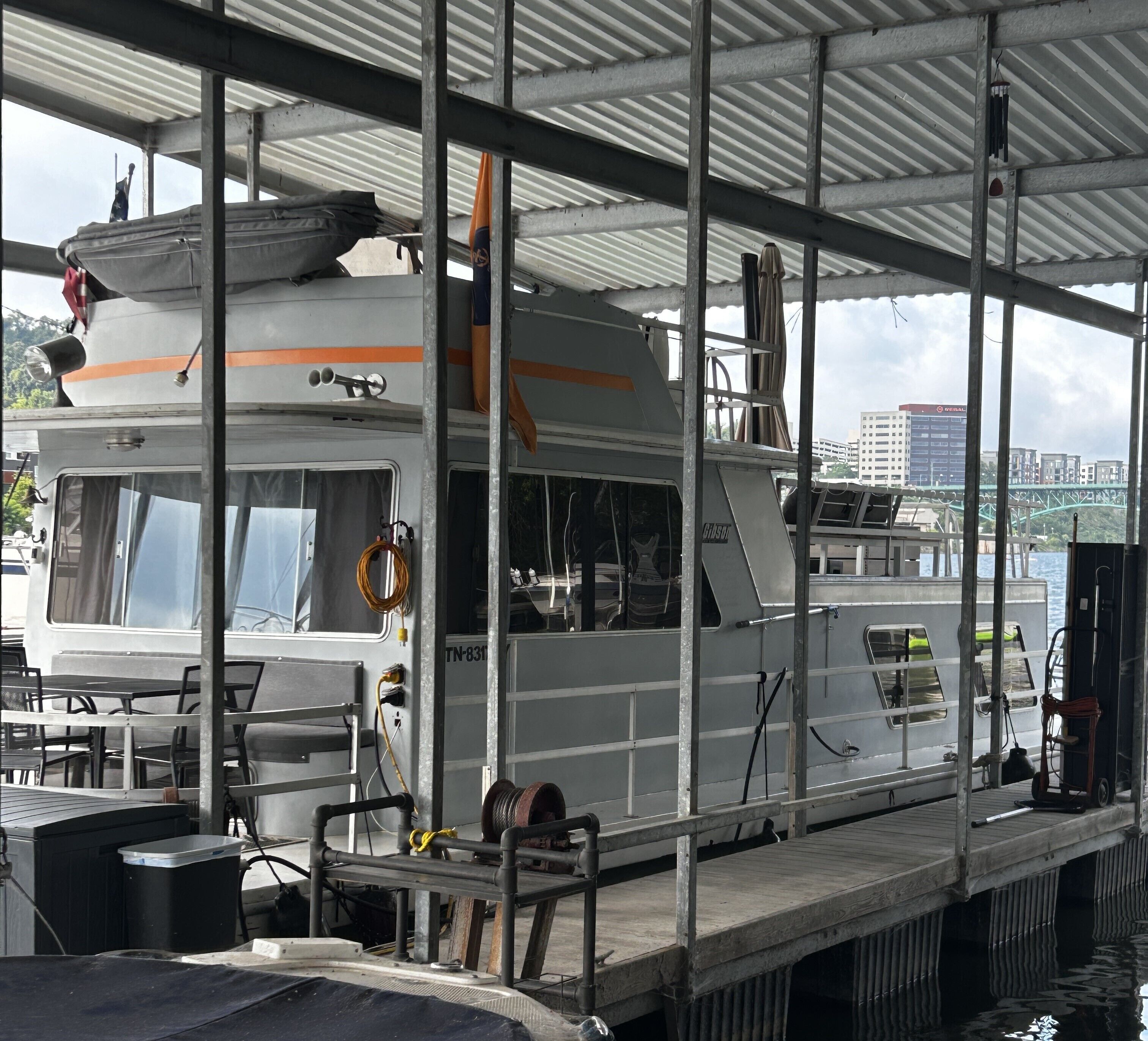Charming houseboat with 2+ bedrooms, awesome riverfront location in Knoxville
