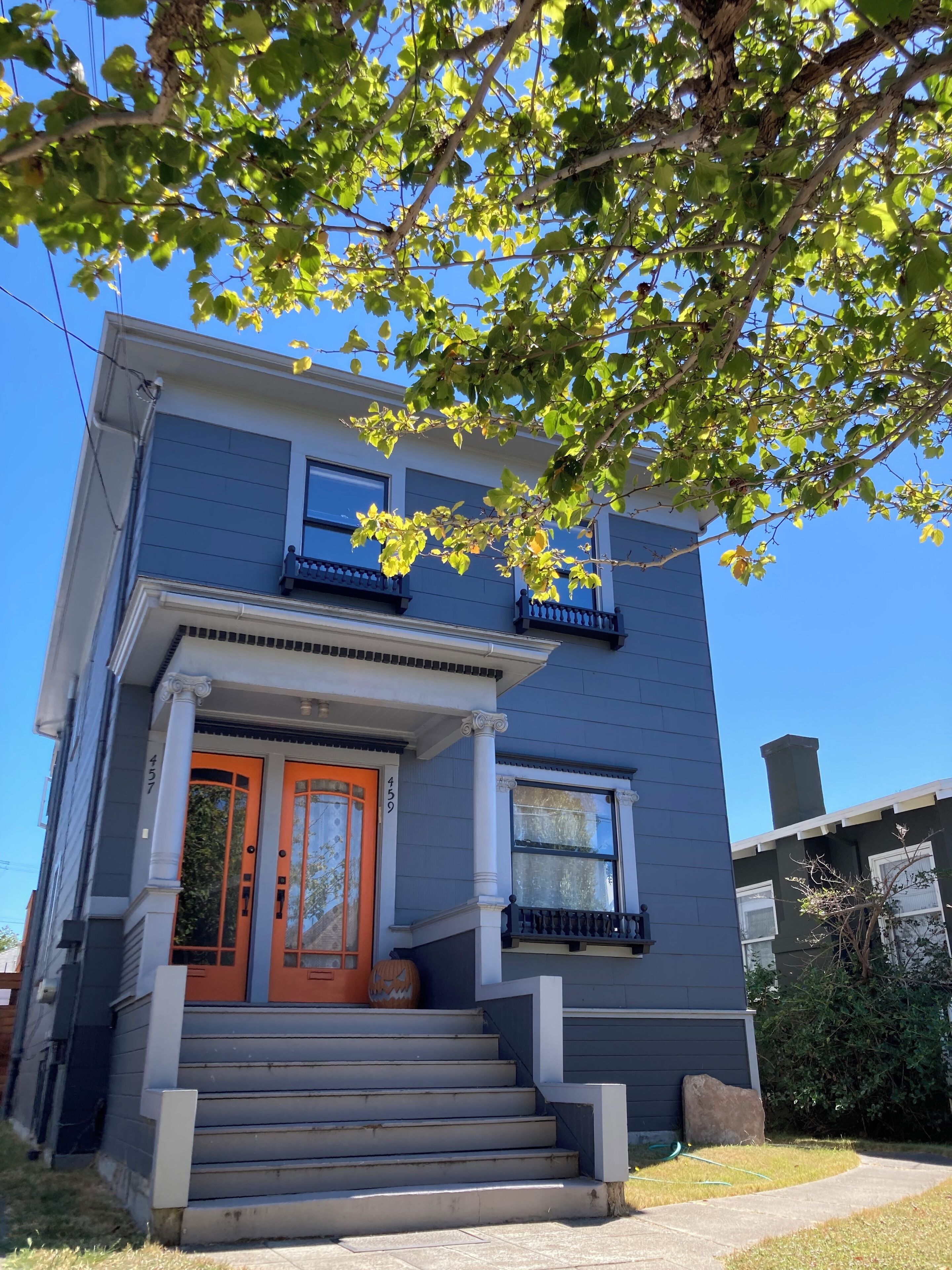 Sunny Spacious Tastefully Furnished Top-Floor Apartment: Berkeley-Oakland Border