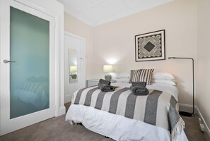 4 habitaciones, tabla de planchar con plancha, wifi y ropa de cama