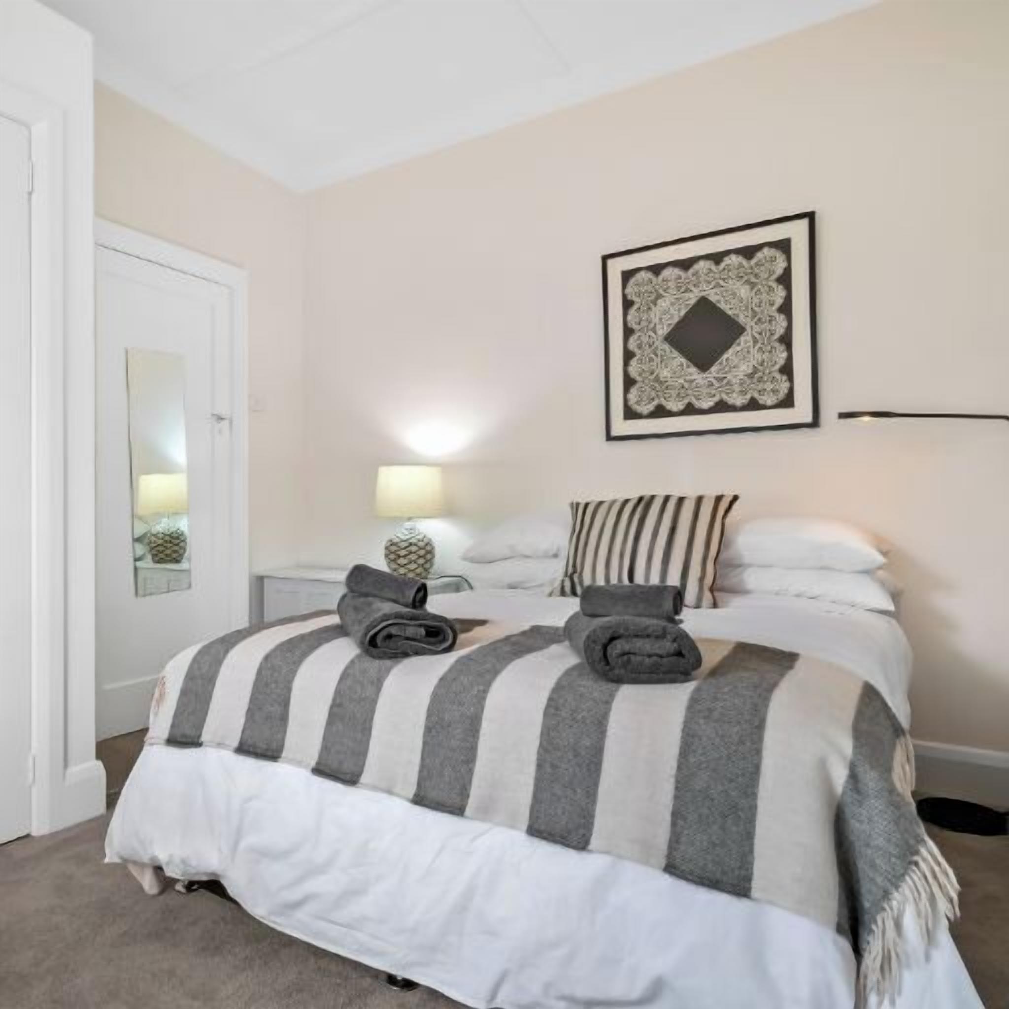 2 chambres, fer et planche à repasser, draps fournis