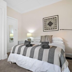 2 slaapkamers, een strijkplank/strijkijzer, beddengoed