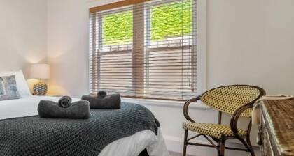 Awesome Albert Park Art Deco 2 Bedroom Apt. Bevan2