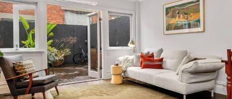 Télévision, cheminée, livres, chaîne hi-fi