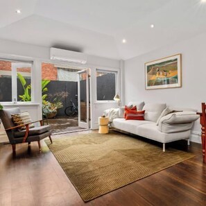 Fernseher, Kamin, Bücher, Stereoanlage