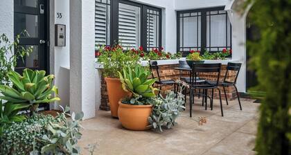 Boutique Art Deco Apt+Beach, Park, Shops, Cafes F1