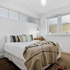 4 soverom, skrivebord, wi-fi (inkludert) og sengetøy