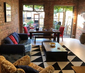 Dining - Funky Port Melb. Warehouse meets NY Loft, Oz Style (Inner Bay Side South)