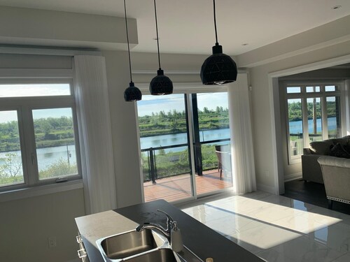 Waterview Estates Luxurious Living 20 min to Niagara Falls. Backing to a water