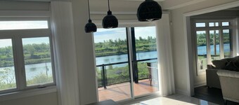 Waterview Estates Luxurious Living 20 min to Niagara Falls. Backing to a water