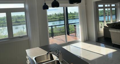 Waterview Estates Luxurious Living 20 min to Niagara Falls. Backing to a water