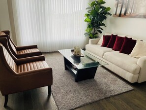 Una Smart TV, una chimenea