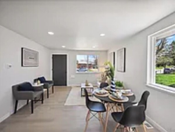 Dining - Charming 3-bedroom house with WiFi and AC in Westminster (Westminster)