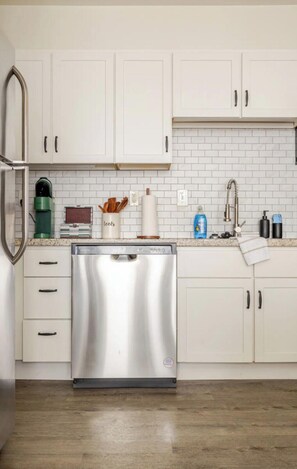 Fridge, microwave, oven, stovetop - "Rustic Charm in Downtown Indianapolis" (Indianapolis)