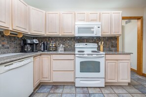 Fridge, microwave, oven, stovetop - 15mins to Hartford, Home in Manchester w/ King Bed (Manchester)