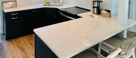 Kjøleskap, mikrobølgeovn, ovn og kaffetrakter/tekoker