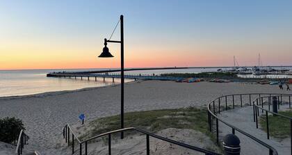 Charming 2-bedroom cottage steps away from the beach, restaurants, and downtown
